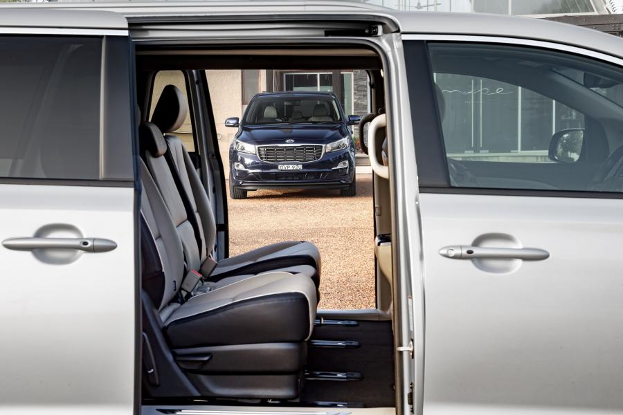 Интерьер Kia Carnival Platinum (YP) 2018 года  (AU) (фото 8 из 12)